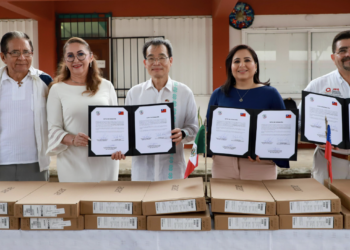 Taiwán y Mayuli Martínez donan computadoras a dos secundarias de Cancún