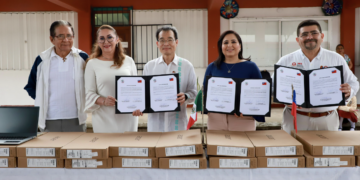 Taiwán y Mayuli Martínez donan computadoras a dos secundarias de Cancún