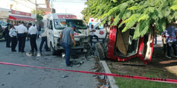 Choque y volcadura dejan 10 lesionados en la Avenida Niños Héroes