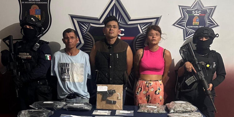 Asegurados tres narcomenudistas con un arma de fuego