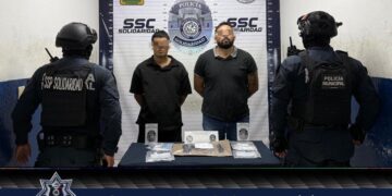 Detienen a dos hombres con droga y arma de fuego en Playa del Carmen