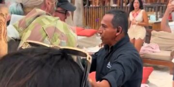A punta de empujones, elemento de seguridad les niega acceso a famosos DJs Keinemusik en exclusivo club de playa de Tulum