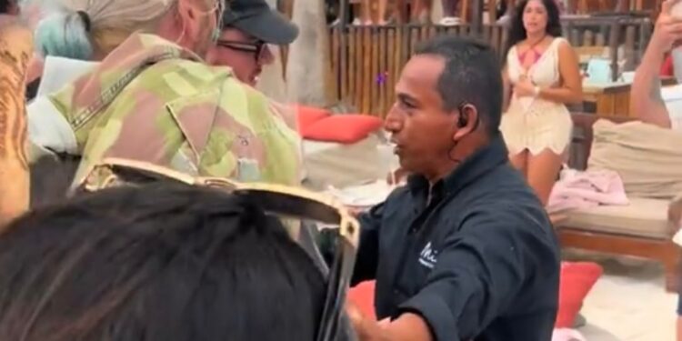 A punta de empujones, elemento de seguridad les niega acceso a famosos DJs Keinemusik en exclusivo club de playa de Tulum