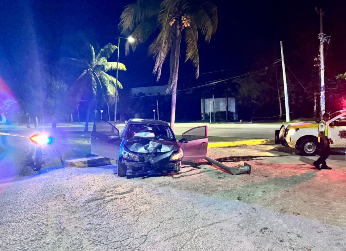 Lesionado al chocar contra un poste en el camellón de la Bonampak