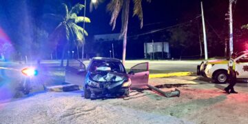 Lesionado al chocar contra un poste en el camellón de la Bonampak