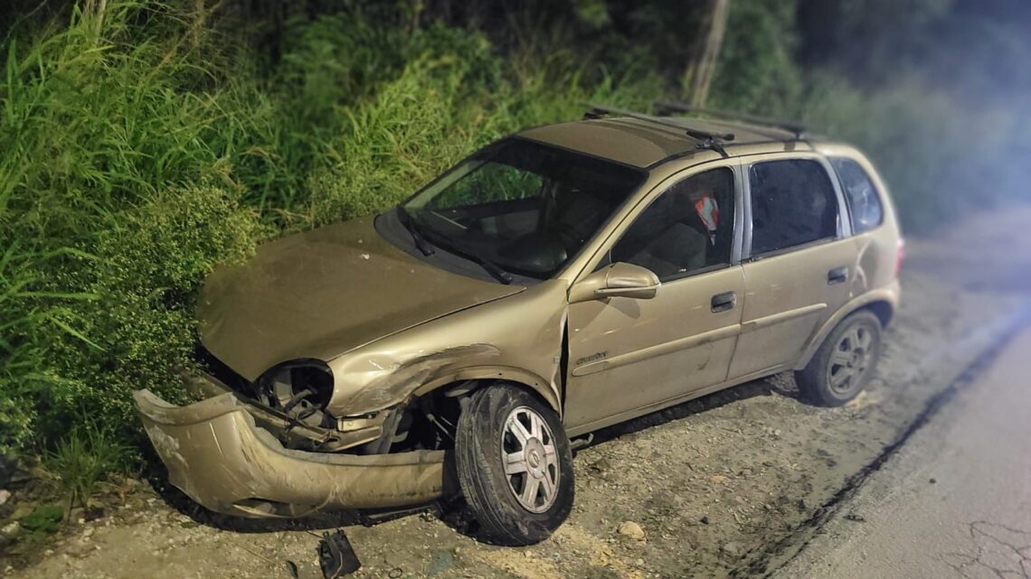 Abandonan Chevy que salió de la carpeta de rodamiento
