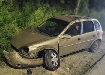 Abandonan Chevy que salió de la carpeta de rodamiento