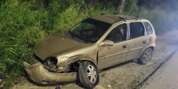 Abandonan Chevy que salió de la carpeta de rodamiento