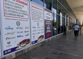 ASUR instala carteles con lista de taxis autorizados en el aeropuerto de Cancún