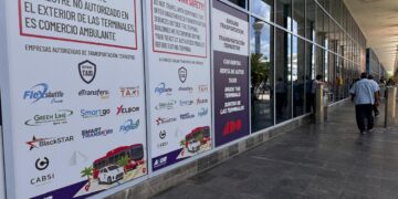 ASUR instala carteles con lista de taxis autorizados en el aeropuerto de Cancún