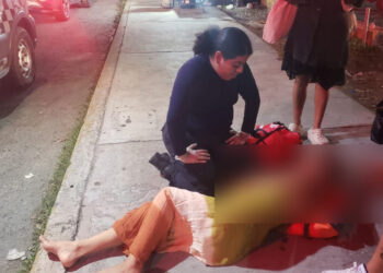Camionero no espera que descienda una mujer y cae lesionada