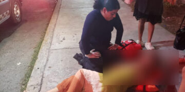 Camionero no espera que descienda una mujer y cae lesionada
