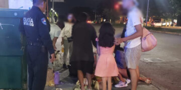 Camionero no espera que descienda una mujer y cae lesionada
