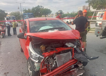 Conductor de auto choca contra Urvan y ocasiona su volcadura