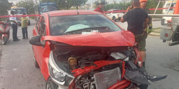 Conductor de auto choca contra Urvan y ocasiona su volcadura
