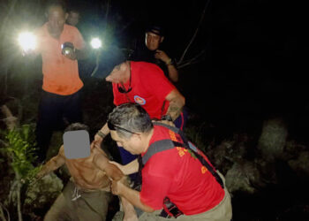 Intervienen policías para auxiliar a un hombre en una laguna de Cancún