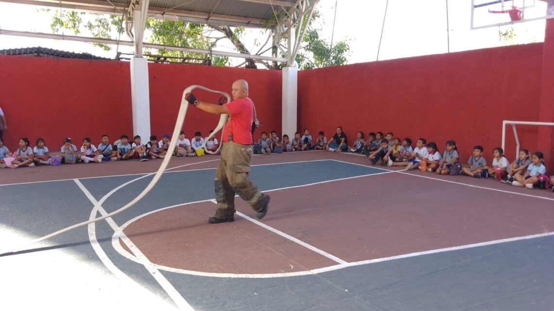 Bomberos de Cancún enseñan a niños a prevenir emergencias