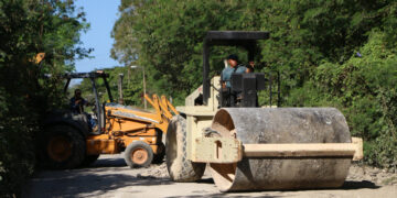 Supervisa Nivardo Mena bacheo del camino Kantunilkin-Quintana