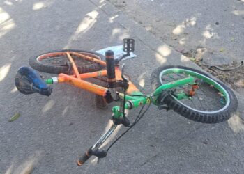 Ciclista no cede el paso a un auto y es arrollado