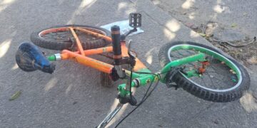 Ciclista no cede el paso a un auto y es arrollado