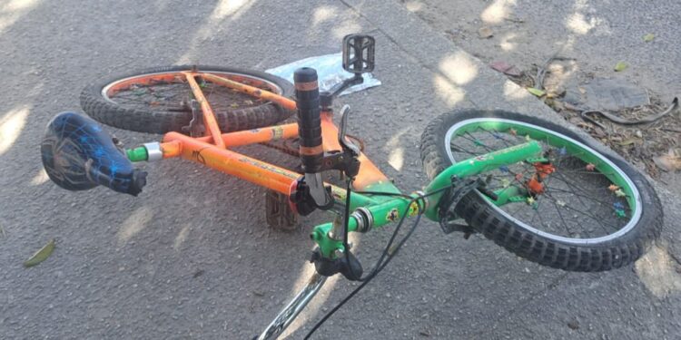 Ciclista no cede el paso a un auto y es arrollado