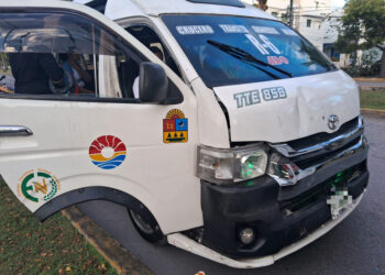 Colisionan dos unidades del transporte público en Cancún