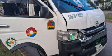 Colisionan dos unidades del transporte público en Cancún