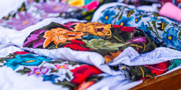 Capacitan en gestión de negocios a artesanas de la zona maya de Tulum