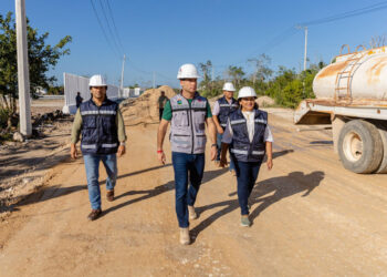 Supervisan obras de pavimentación para mejorar acceso a la Universidad Tecnológica de Tulum