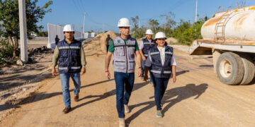 Supervisan obras de pavimentación para mejorar acceso a la Universidad Tecnológica de Tulum