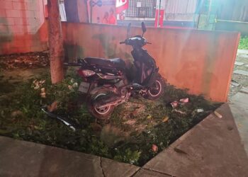 Mujer pierde la vida al colisionar una motocicleta y un automóvil