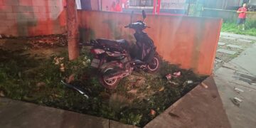 Mujer pierde la vida al colisionar una motocicleta y un automóvil
