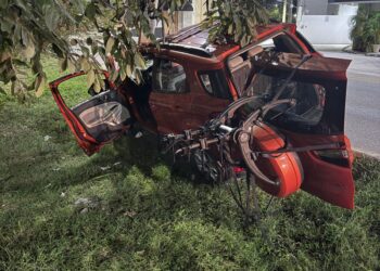 Choca auto contra poste en el camellón de la Huayacán