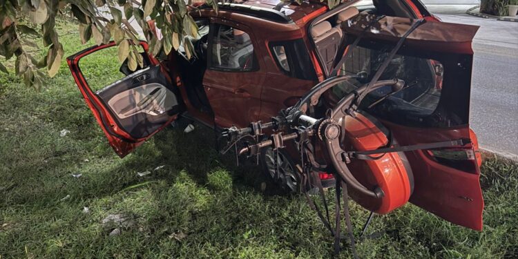 Choca auto contra poste en el camellón de la Huayacán