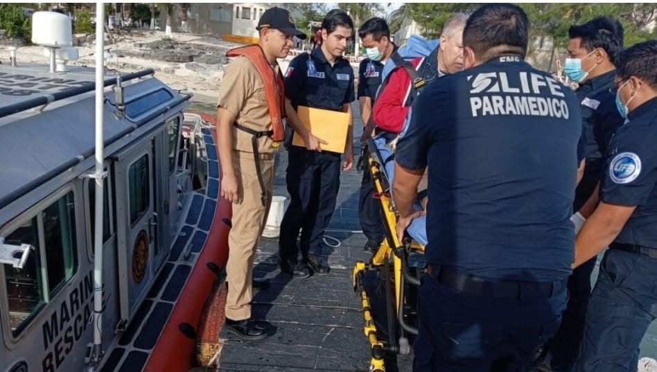Personal de la Armada evacúa a turistas enfermos de un crucero
