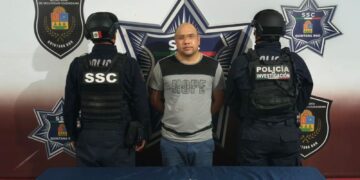 Detienen a conductor agresivo tras persecución en Cancún