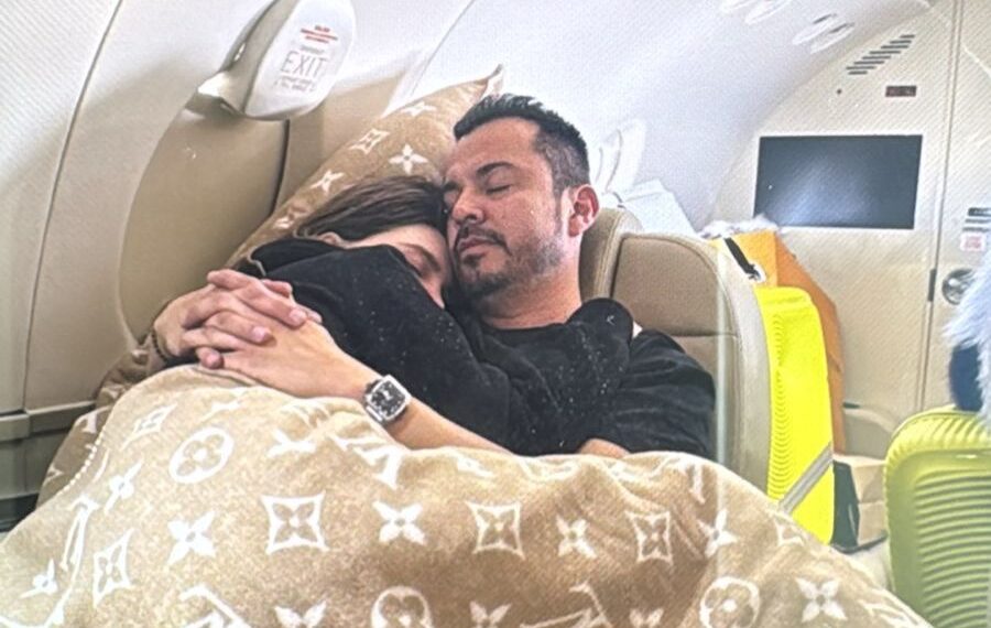 José Luis García Parra, jefe de la Oficina del Gobernador de Puebla, viaja en avión privado con Belinda