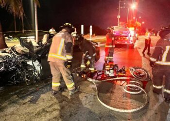 Rescatan bomberos a hombre prensado en auto accidentado