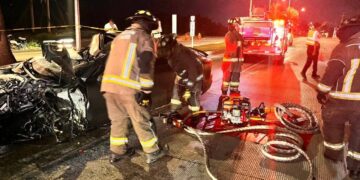 Rescatan bomberos a hombre prensado en auto accidentado