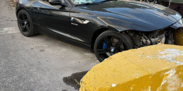 Auto de lujo se estrella en la avenida La Luna