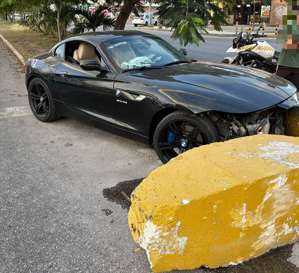 Auto de lujo se estrella en la avenida La Luna