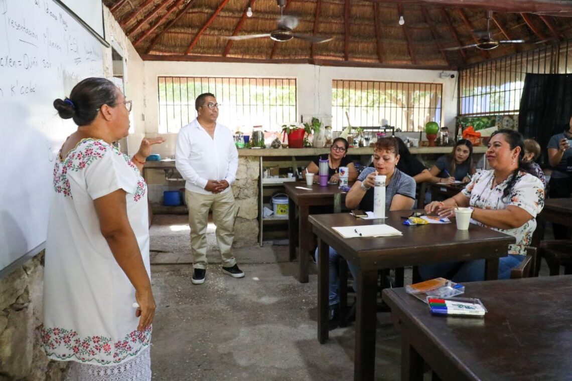 Capacitan a servidores públicos de Solidaridad en lengua maya para una atención más inclusiva