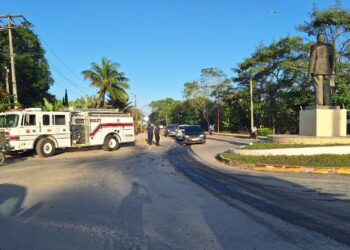 Derrame de combustible en carretera provoca accidente en Felipe Carrillo Puerto