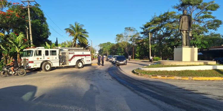 Derrame de combustible en carretera provoca accidente en Felipe Carrillo Puerto