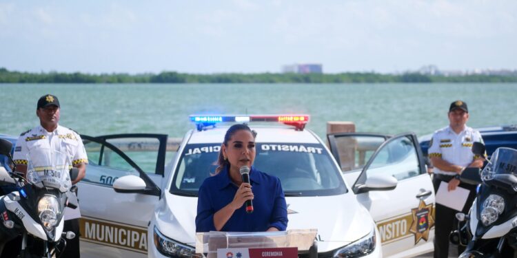 "En mi gobierno no damos alternativa a la delincuencia", afirma Mara Lezama en entrega de patrullas en Cancún