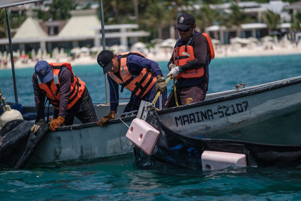 Comienzan los preparativos para contener la arribazón de sargazo