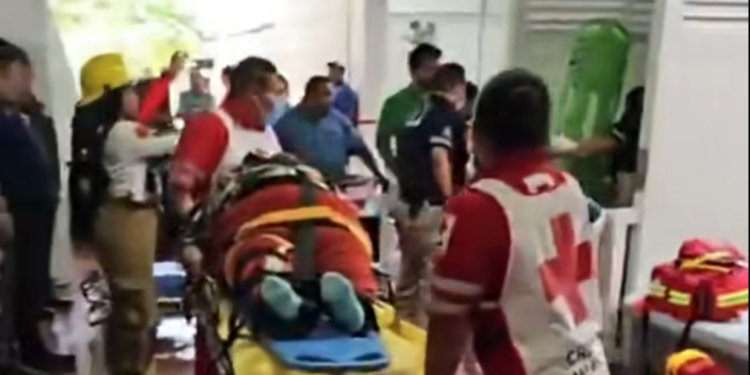 Dos heridos en el desplome del elevados del palacio municipal de Cozumel por falta de mantenimiento