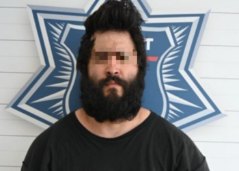 Estadounidense detenido por insultar a policías Cancún, 2 de marzo (InZoom.mx).-- La Secretaría Municipal de Seguridad Ciudadana y Tránsito (SMSCyT) detuvo a una persona del sexo masculino por presunta desobediencia y resistencia de particulares en la avenida Tulum, a la altura de la Supermanzana 23. El detenido profirió palabras altisonantes contra los policías municipales cuando realizaban un recorrido de vigilancia. Al intervenir, el individuo se tornó agresivo y opuso resistencia, por lo que fue asegurado. Eduardo “N”, de 34 años de edad, originario de Estados Unidos y fue puesto a disposición de las autoridades competentes para las diligencias legales correspondientes.