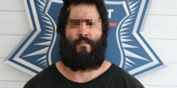 Estadounidense detenido por insultar a policías Cancún, 2 de marzo (InZoom.mx).-- La Secretaría Municipal de Seguridad Ciudadana y Tránsito (SMSCyT) detuvo a una persona del sexo masculino por presunta desobediencia y resistencia de particulares en la avenida Tulum, a la altura de la Supermanzana 23. El detenido profirió palabras altisonantes contra los policías municipales cuando realizaban un recorrido de vigilancia. Al intervenir, el individuo se tornó agresivo y opuso resistencia, por lo que fue asegurado. Eduardo “N”, de 34 años de edad, originario de Estados Unidos y fue puesto a disposición de las autoridades competentes para las diligencias legales correspondientes.