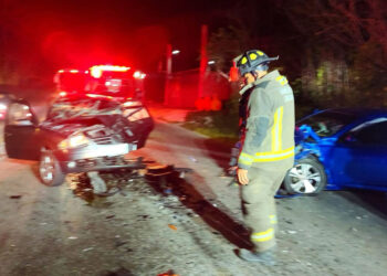Atiende Bomberos accidente vial en carretera de Gas Auto